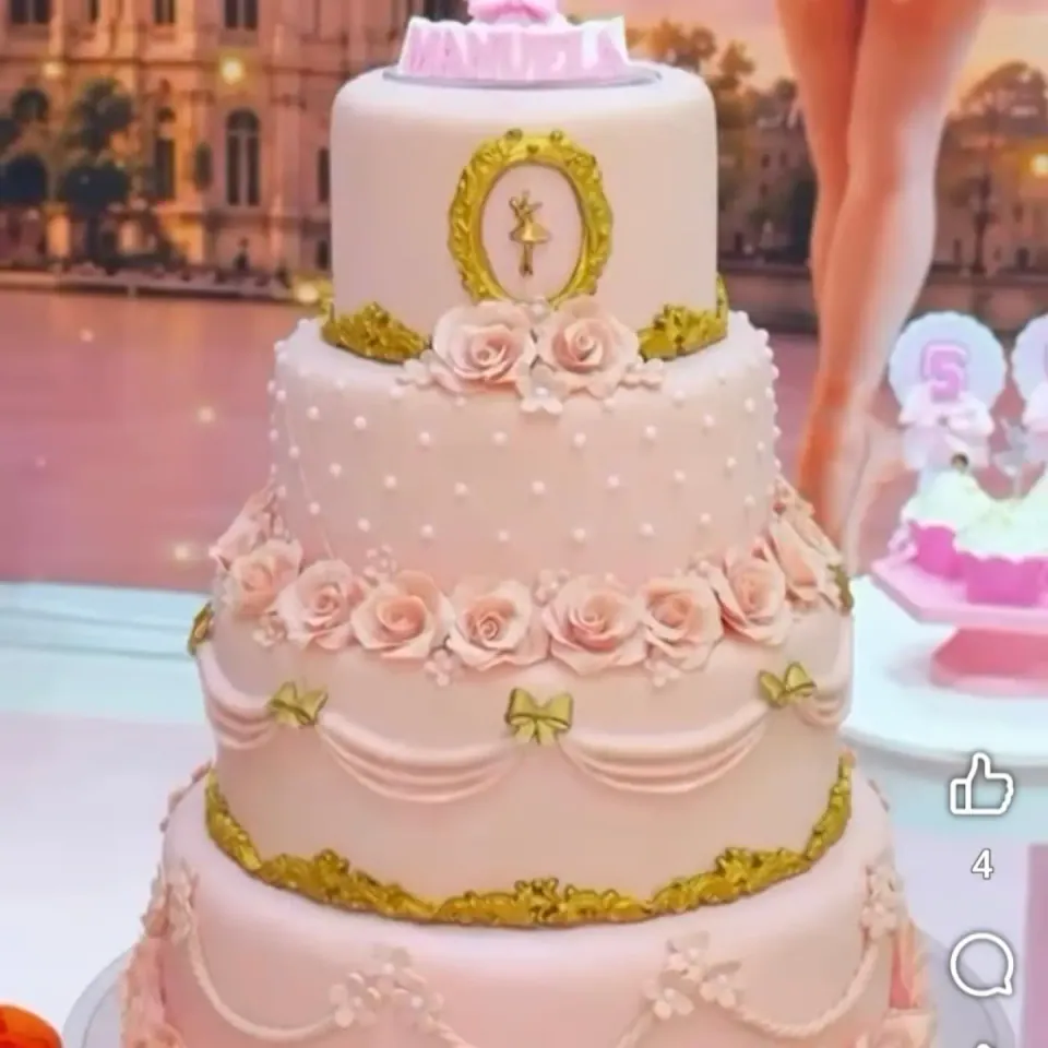 Bolo fake de bailarina rosa com flores, pérolas decorativas e laços dourados